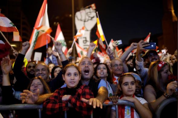 محتجون خلال مظاهرة في بيروت. تصوير: اندريس مارتينيز كاساريس - رويترز.
